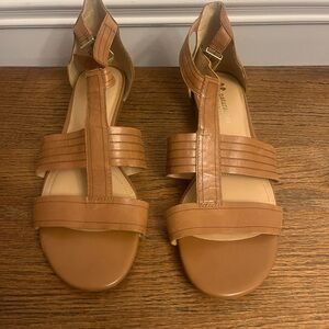 Naturalizer Longing Flat Sandal Brown comfortable & well-cushioned footbed 10W